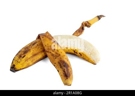 una banana sbucciata su sfondo bianco. orizzontale Foto Stock