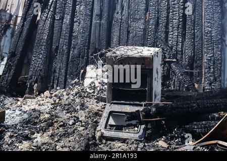 Malokaterinivka, Ucraina. 11th maggio, 2023. Un fornello a gas sta vedendo bruciare sul cortile della casa privata distrutta di notte, a seguito di conchiglie russe a Malokaterinivka. La Russia disperde le sue forze nel sud dell'Ucraina perché non sanno dove aspettarsi una controffensiva.la Russia disperde le sue forze nel sud dell'Ucraina perché non sanno dove aspettarsi una controffensiva. (Foto di Andriy Andriyenko/SOPA Images/Sipa USA) Credit: Sipa USA/Alamy Live News Foto Stock