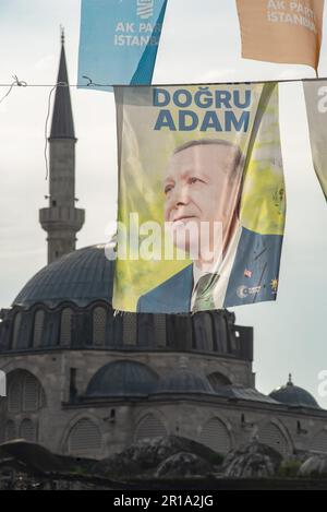 Istanbul, Turchia. 04th maggio, 2023. Bandiere elettorali per il governo AK parti, Partito Giustizia e sviluppo del Presidente Recep Tayyip Erdogan campagna elettorale per le elezioni turche che si terrà il 14th 2023 maggio. (Foto di John Wreford/SOPA Images/Sipa USA) Credit: Sipa USA/Alamy Live News Foto Stock