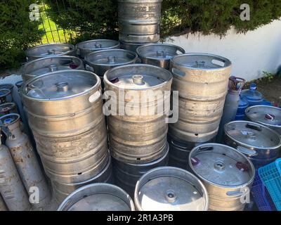 magazzino di barili speciali per il deposito della birra - barili, barili nuovi in alluminio. Foto Stock