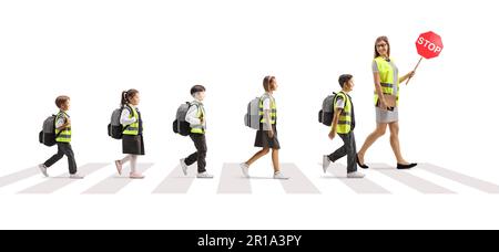 Insegnante femminile con scolaresche in giubbotti di sicurezza, con un cartello di stop e camminando sulla croswalk pedonale isolato su sfondo bianco Foto Stock