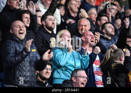 Huddersfield, Inghilterra - 12th maggio 2023 - i fan di Leigh Leopardi festeggiano la prova anticipata. Rugby League Betfred Super League Round 12, Huddersfield Giants vs Leigh Leopards al John Smith's Stadium, Huddersfield, Regno Unito Credit: Dean Williams/Alamy Live News Foto Stock