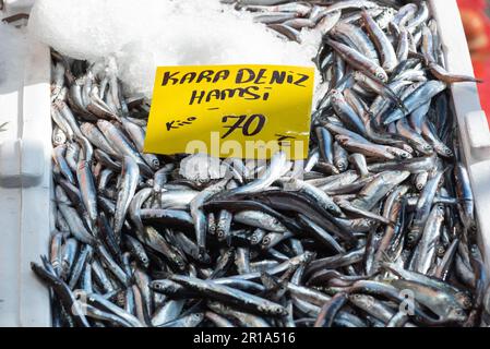 Istanbul, Turchia. 9th Nov 2022. Un segno che fa pubblicità a Hamsi del Mar Nero un tipo di pesce di Anchovy, per settanta lire turche un chilo, i prezzi fluttuano secondo la disponibilità durante una crisi economica in Turchia. (Credit Image: © John Wreford/SOPA Images via ZUMA Press Wire) SOLO PER USO EDITORIALE! Non per USO commerciale! Foto Stock