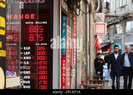 Istanbul, Turchia. 9th Nov 2022. Lira Turca contro altri tassi di cambio visualizzati in una vetrina nel quartiere Taksim del centro di Istanbul. (Credit Image: © John Wreford/SOPA Images via ZUMA Press Wire) SOLO PER USO EDITORIALE! Non per USO commerciale! Foto Stock