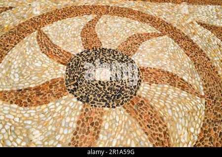 La struttura del muro di pietra, la strada da piccole pietre rotonde e ovali con linee astratte di cuore modelli cuciture sabbiose di naturale bla vecchio giallo Foto Stock