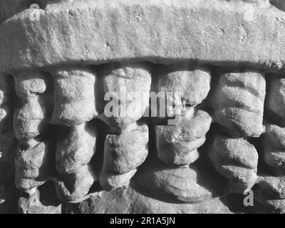 texture antica. una pietra grigia, un pezzo di una statua. struttura volumetrica di pietra e sabbia. texture dal museo, muro di marmo. 3d sfondo. Foto Stock