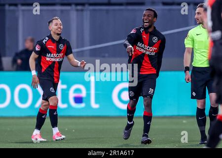 Den Bosch, Paesi Bassi. 12th maggio, 2023. DEN BOSCH, PAESI BASSI - MAGGIO 12: Hamdi Akujobi di Almere City FC celebra il suo obiettivo durante la partita di Keuken Kampioen Divisie tra FC Den Bosch e Almere City FC allo Stadion De Vliert il 12 Maggio 2023 a Den Bosch, Paesi Bassi (Foto di ben Gal/ Orange Pictures) Credit: Orange Pics BV/Alamy Live News Foto Stock