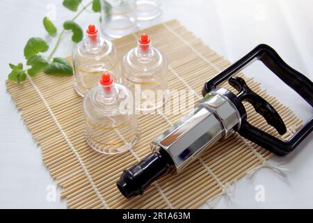 Immagine concettuale di cupping e medicina, una medicina orientale tradizionale Foto Stock