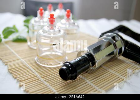 Immagine concettuale di cupping e medicina, una medicina orientale tradizionale Foto Stock