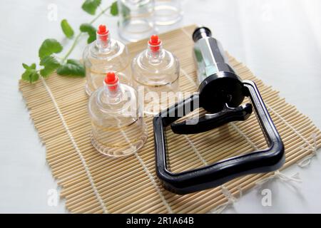 Immagine concettuale di cupping e medicina, una medicina orientale tradizionale Foto Stock