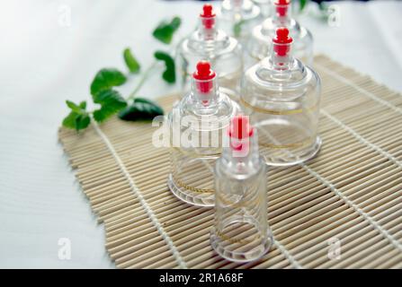 Immagine concettuale di cupping e medicina, una medicina orientale tradizionale Foto Stock