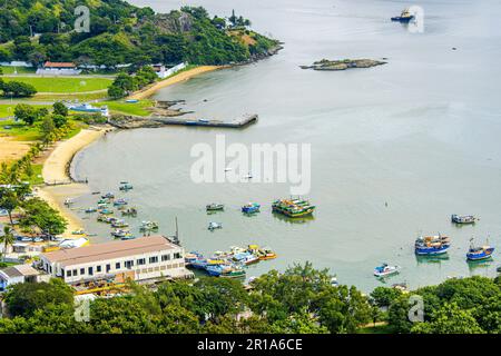 Vista dalla cima del 'prainhaa' nella città di Vila Velha, mostrando la baia di Vitória e le barche da pesca ormeggiate lì. Foto Stock