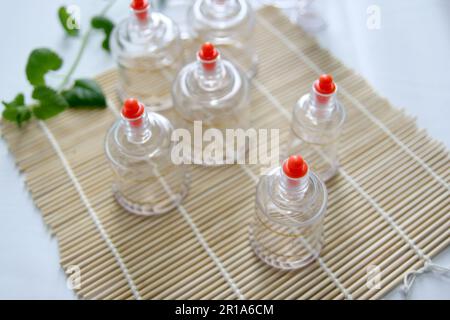 Immagine concettuale di cupping e medicina, una medicina orientale tradizionale Foto Stock