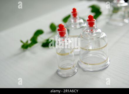 Immagine concettuale di cupping e medicina, una medicina orientale tradizionale Foto Stock