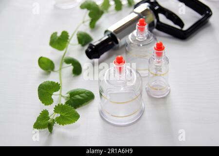 Immagine concettuale di cupping e medicina, una medicina orientale tradizionale Foto Stock