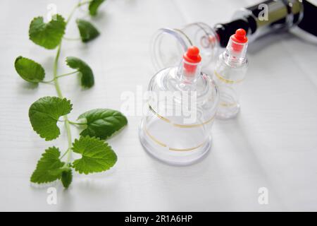 Immagine concettuale di cupping e medicina, una medicina orientale tradizionale Foto Stock