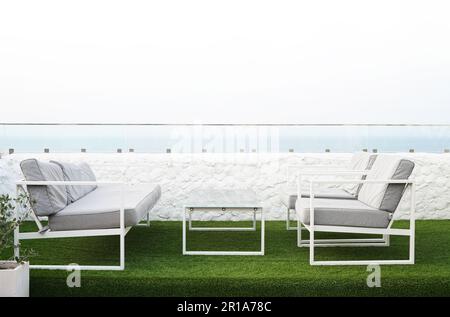mobili da giardino sulla terrazza sul mare Foto Stock