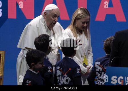 Roma, Italia, 12 maggio 2023. Papa Francesco e il primo Ministro italiano Giorgia Meloni partecipano all'incontro sullo "Stato Generale di nascita" presso l'Auditorium della conciliazione, a Roma. Maria Grazia Picciarella/Alamy Live News Foto Stock