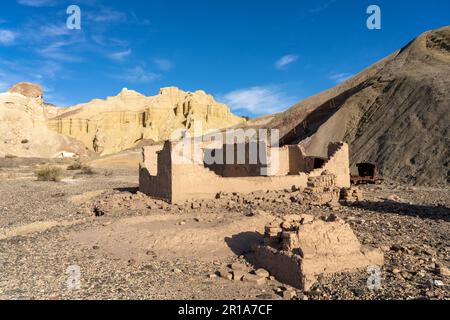 Resti di un'operazione di estrazione dell'argento dal 1800s nella zona della collina dei sette colori vicino Calingasta, Argentina. Foto Stock