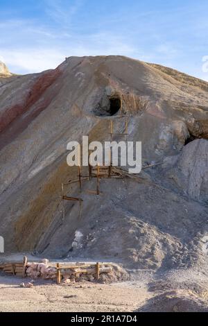 Resti di un'operazione di estrazione dell'argento dal 1800s nella zona della collina dei sette colori vicino Calingasta, Argentina. Foto Stock