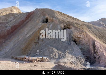 Resti di un'operazione di estrazione dell'argento dal 1800s nella zona della collina dei sette colori vicino Calingasta, Argentina. Foto Stock