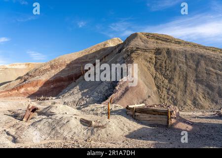 Resti di un'operazione di estrazione dell'argento dal 1800s nella zona della collina dei sette colori vicino Calingasta, Argentina. Foto Stock