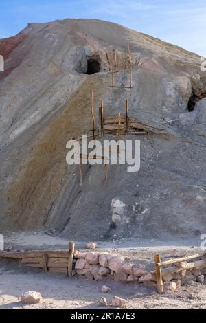 Resti di un'operazione di estrazione dell'argento dal 1800s nella zona della collina dei sette colori vicino Calingasta, Argentina. Foto Stock