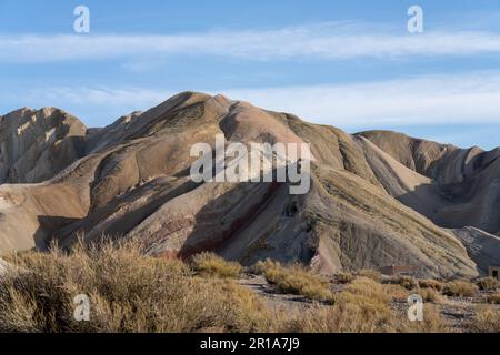 Resti di un'operazione di estrazione dell'argento dal 1800s nella zona della collina dei sette colori vicino Calingasta, Argentina. Foto Stock