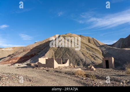 Resti di un'operazione di estrazione dell'argento dal 1800s nella zona della collina dei sette colori vicino Calingasta, Argentina. Foto Stock