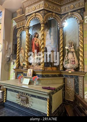 Un altare laterale con una statua di Cristo e della Vergine Maria nella Cattedrale di nostra Signora di Loreto, Mendoza, Argentina. Foto Stock