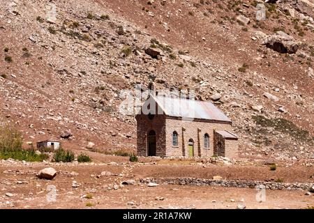 Cappella della Madonna delle Nevi, Capilla Nuestra Señora de las Nieves, chiesa coloniale spagnola a Puente del Inca, Argentina. Foto Stock