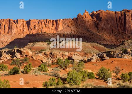 Formazioni di arenaria erose e scogliere nel Capitol Reef National Park nello Utah. Foto Stock