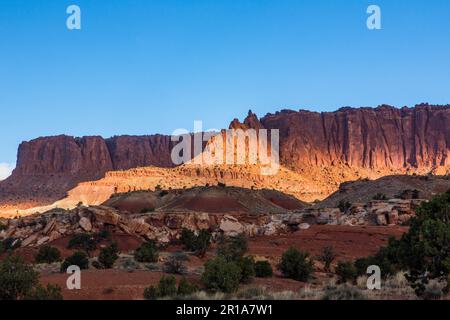 Formazioni di arenaria erose e scogliere nel Capitol Reef National Park nello Utah. Foto Stock