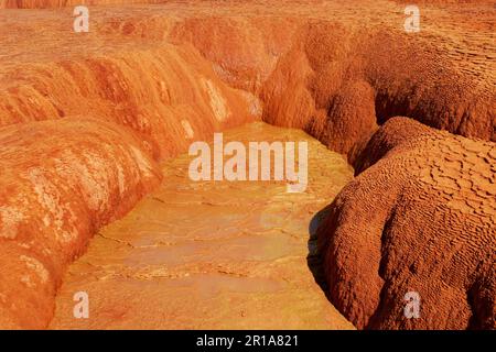 Colorati depositi di travertino intorno al Crystal Geyser, un geyser di acqua fredda vicino a Green River, Utah. Foto Stock