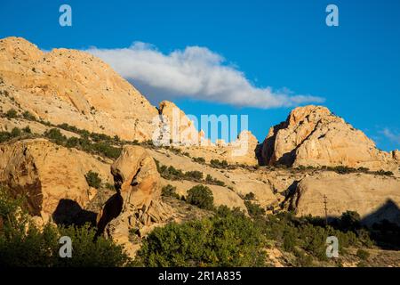 Erose formazioni di arenaria Navajo nel Capitol Reef National Park nello Utah. Foto Stock