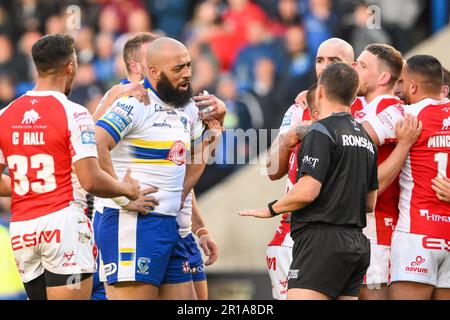 L'arbitro ben Thaler parla ai giocatori come tempisti flare durante la partita Betfred Super League Round 12 Warrington Wolves vs Hull KR all'Halliwell Jones Stadium, Warrington, Regno Unito, 12th maggio 2023 (Photo by Craig Thomas/News Images) in, il 5/12/2023. (Foto di Craig Thomas/News Images/Sipa USA) Credit: Sipa USA/Alamy Live News Foto Stock