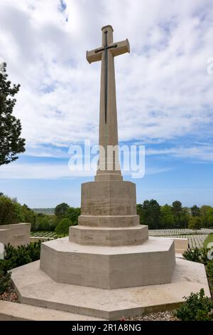 Tombe di guerra del Commonwealth militare per i soldati WO i e WOII, si incrociano al monumento al cimitero di Etaples, Francia Foto Stock