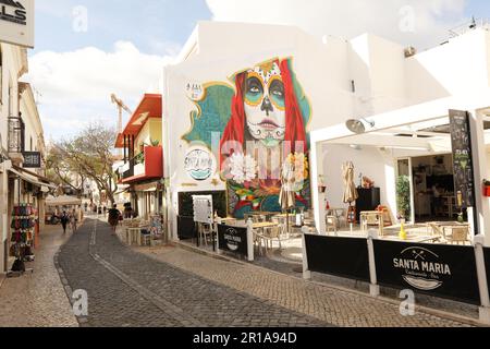 Un murale dai colori vivaci di una donna su una parete del ristorante, la Città Vecchia di Lagos, Algarve, Portogallo Foto Stock