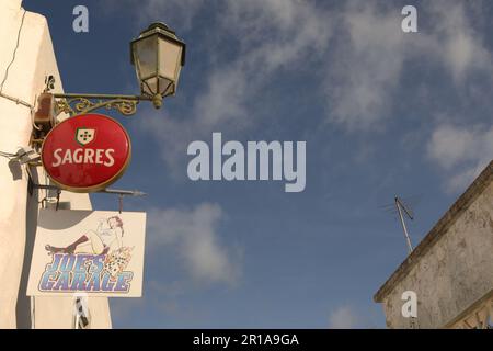 Un cartello rosso Sagres birra su un muro, Old Town Lagos, Algarve, Portogallo Foto Stock