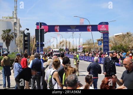 Pescara Italia, 05 07 2023 arrivo del giro d’Italia 2023 a Pescara: Remco Evenepoel vince la prima tappa e indossa la maglia rosa. Foto Stock