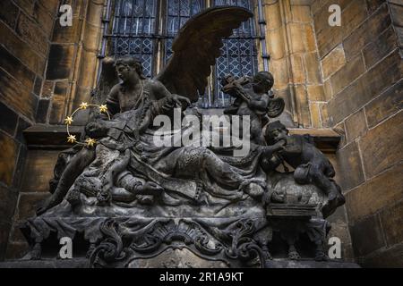 Cristo e gli Angeli - scultura di San Cattedrale di Vito a Praga, Repubblica Ceca Foto Stock