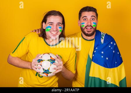 Amici brasiliani, latinoamericani, la diversità, il tifo per il Brasile, nella Coppa del mondo 2022, stupito, sorpreso Foto Stock