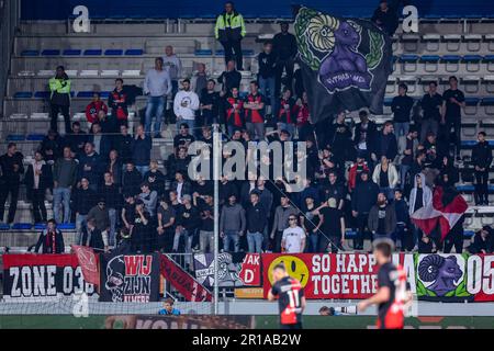 Den Bosch, Paesi Bassi. 12th maggio, 2023. DEN BOSCH, PAESI BASSI - MAGGIO 12: Fan di Almere City FC durante la partita di Keuken Kampioen Divisie tra FC Den Bosch e Almere City FC allo Stadion De Vliert il 12 Maggio 2023 a Den Bosch, Paesi Bassi (Foto di ben Gal/ Orange Pictures) Credit: Orange Pics BV/Alamy Live News Foto Stock