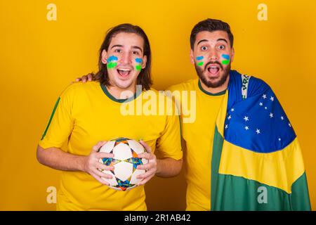 Amici brasiliani, latinoamericani, la diversità, il tifo per il Brasile, nella Coppa del mondo 2022, stupito, sorpreso Foto Stock