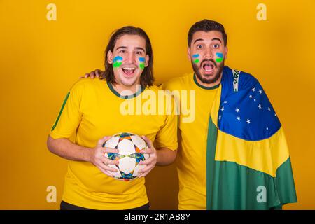 Amici brasiliani, latinoamericani, la diversità, il tifo per il Brasile, nella Coppa del mondo 2022, stupito, sorpreso Foto Stock