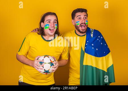 Amici brasiliani, latinoamericani, la diversità, il tifo per il Brasile, nella Coppa del mondo 2022, stupito, sorpreso Foto Stock