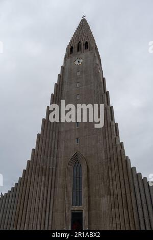 Cattedrale di Hallgrimskirkja a Reykja in Islanda in una giornata nuvolosa Foto Stock