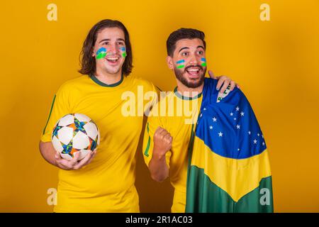 Amici brasiliani, latinoamericani, diversità, il tifo per il Brasile, nella Coppa del mondo 2022, insieme, guardando la partita del Brasile nella Coppa del mondo. Foto Stock