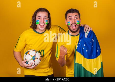 Amici brasiliani, latinoamericani, diversità, il tifo per il Brasile, nella Coppa del mondo 2022, insieme, guardando la partita del Brasile nella Coppa del mondo. Foto Stock