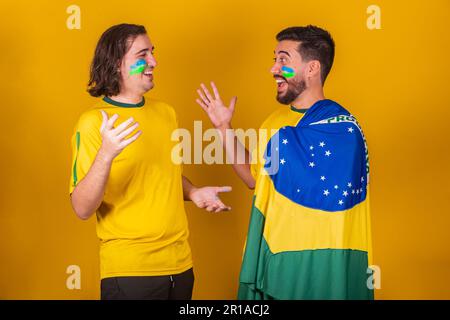 Amici brasiliani, latinoamericani, diversità, il tifo per il Brasile, nel 2022 coppa del mondo, si salutano a vicenda. dire ciao, riunione Foto Stock